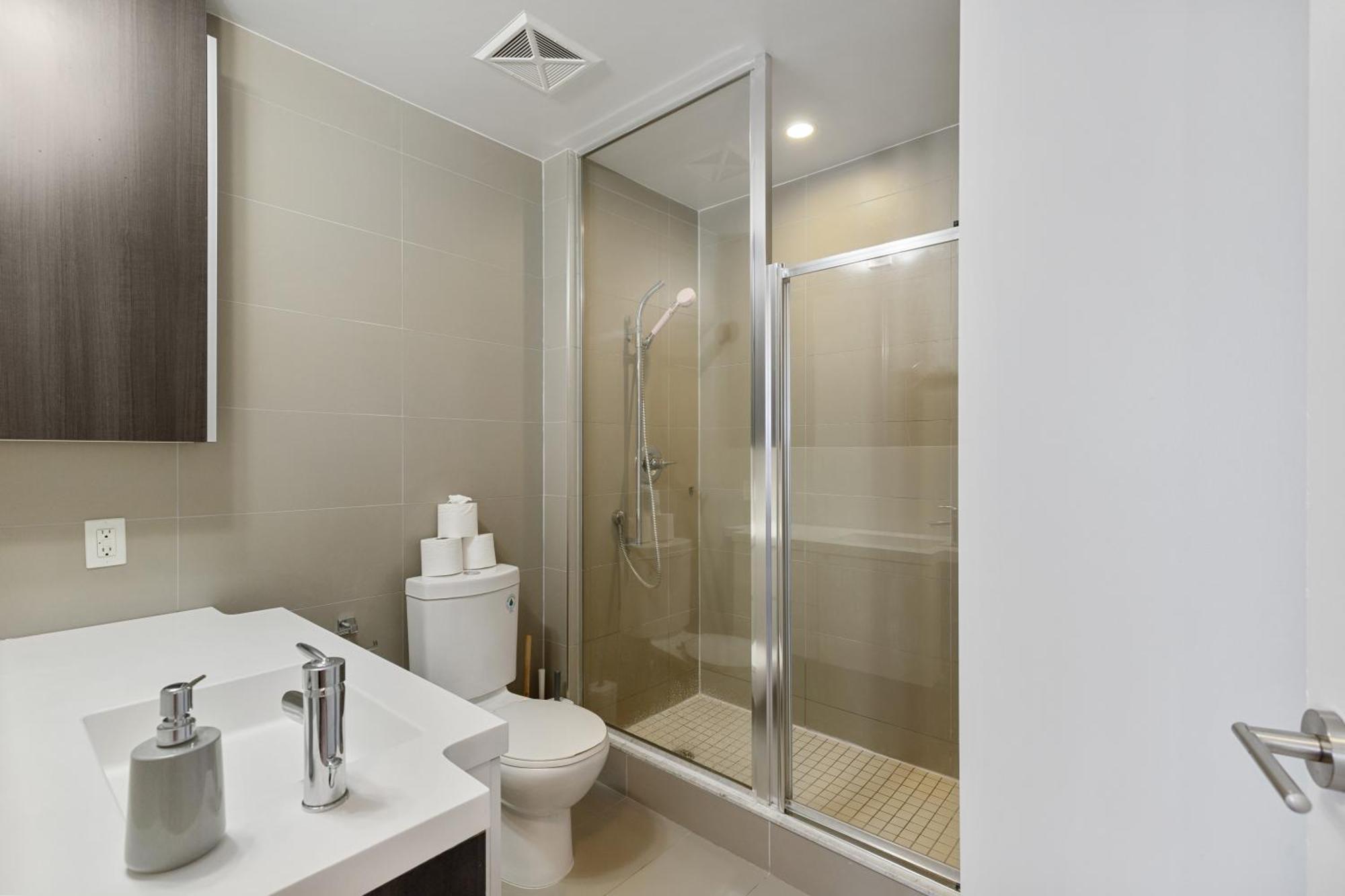 2Bedroom Cn Tower And Water Views - Free Parking - Rooftop Pool Toronto Exterior foto